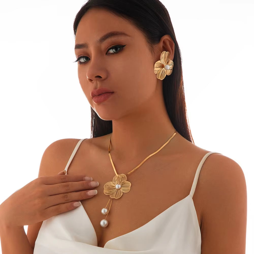 2pcs Set Luxury Personality Gold Color Stereo Flower Inlay Pearl Necklace Earrings Set for Women Wedding Paty Charm Jewelry Gift