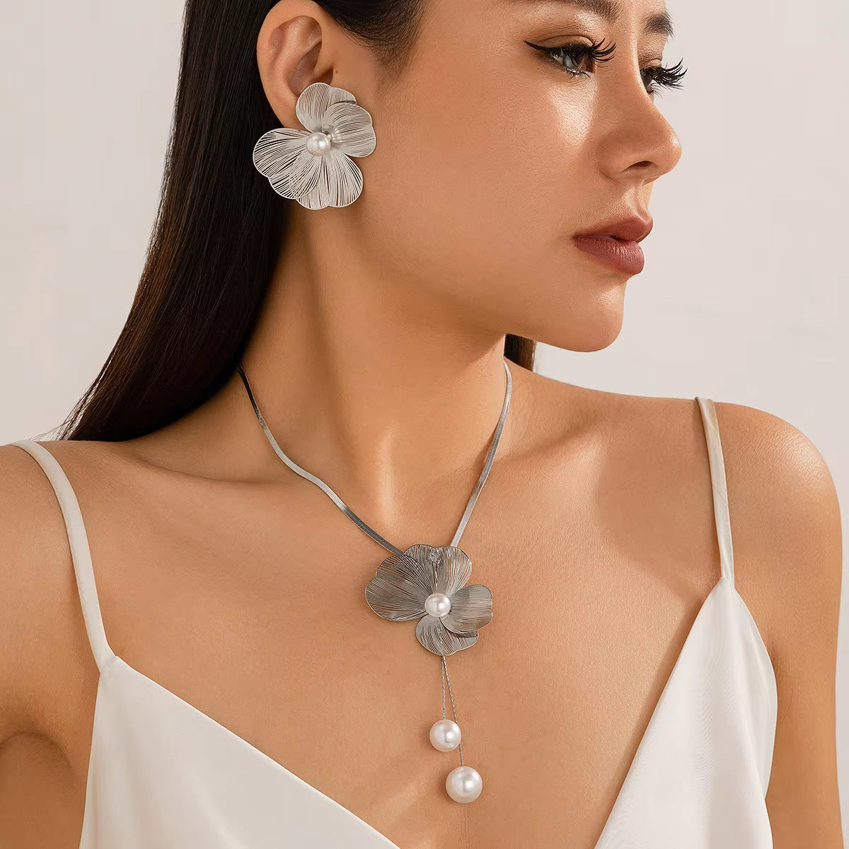 2pcs Set Luxury Personality Gold Color Stereo Flower Inlay Pearl Necklace Earrings Set for Women Wedding Paty Charm Jewelry Gift